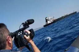 چرا اقدام انگلیسی‌ها غیرقانونی است؟ اقدام ایران چه باید باشد؟؛ چرا کشتی ایرانی از کانال سوئز عبور نکرد؟