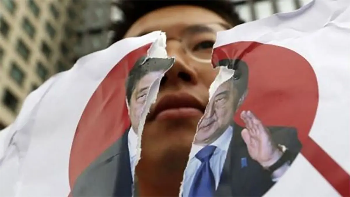 پاره کردن پرچم ژاپن توسط کره‌ای‌ها