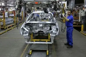 رساندن پیش‌فروش‌ها یا ساخت ۳۰۱؟