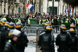 دفاع مکرون از سرکوب و وحشت‌آفرینی