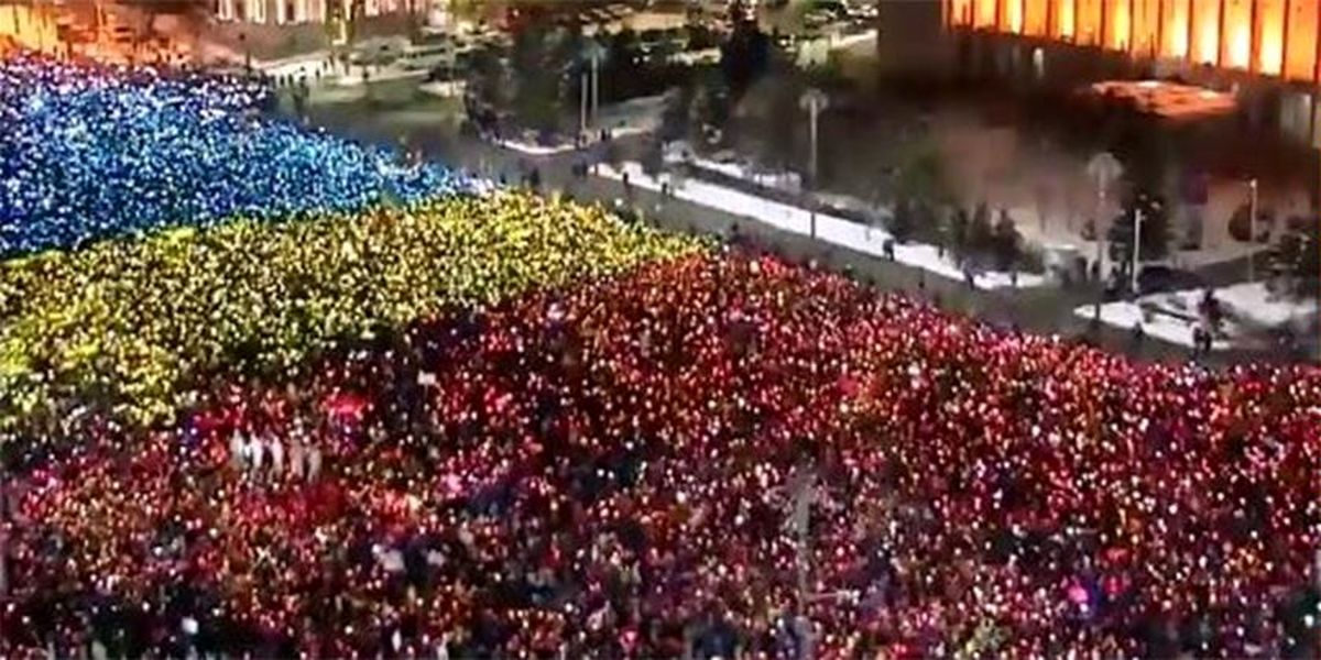 ده‌ها هزار نفر در رومانی به خیابان‌ها آمدند