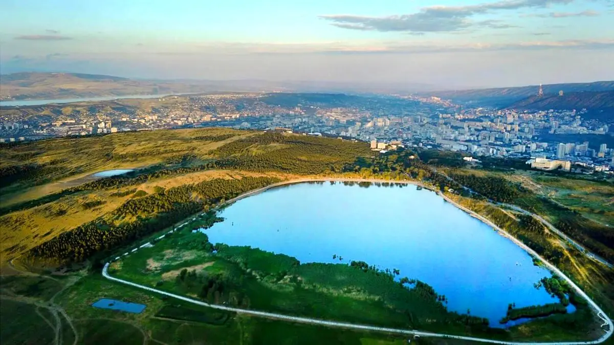 دریاچه لیسی گرجستان  در تور سفرباتو گرجستان