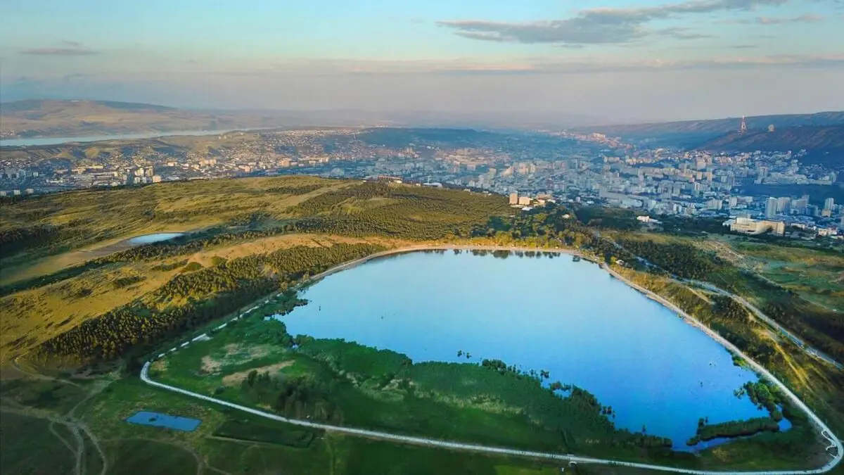 دریاچه لیسی گرجستان  در تور سفرباتو گرجستان