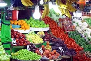 بازار مملو از میوه است