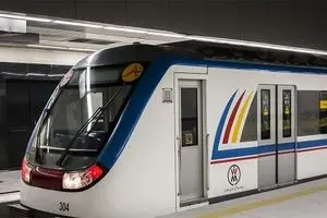 آشتی مسافر با یار مهربان در مترو