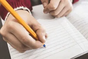 توزیع دفترچه‌های دانش‌آموزی با ارز ۴۲۰۰ تومانی