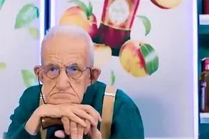 گیر کردن سوزن تلویزیون روی عالیس