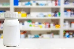 توزیع متادون در داروخانه ها به سلاح نیست