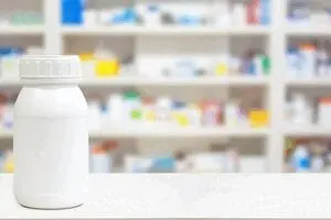 توزیع متادون در داروخانه ها به سلاح نیست
