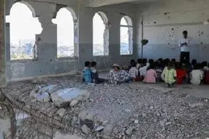 دو تصویر متفاوت از مدرسه رفتن کودکان یمنی + تصاویر