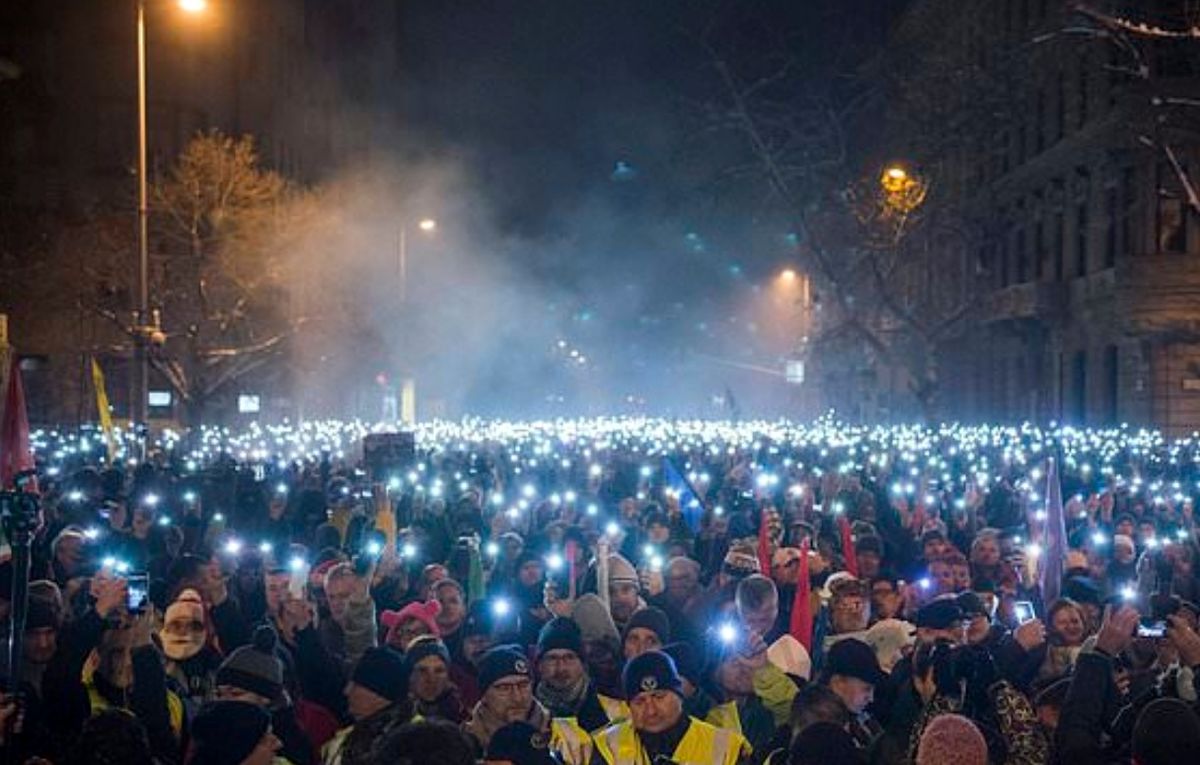 هزاران مجارستانی علیه دولت تظاهرات کردند