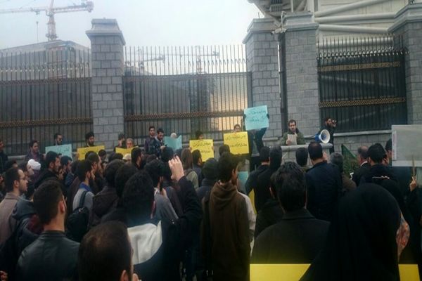 دانشجویان در اعتراض به نماینده سراوان در مقابل مجلس تجمع کردند