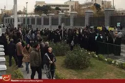 هم‌اکنون/ تجمع دانشجویان انقلابی در اعتراض به هتاکی نماینده سراوان مقابل مجلس
