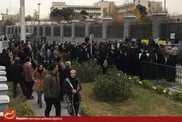 هم‌اکنون/ تجمع دانشجویان انقلابی در اعتراض به هتاکی نماینده سراوان مقابل مجلس