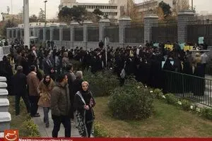 هم‌اکنون/ تجمع دانشجویان انقلابی در اعتراض به هتاکی نماینده سراوان مقابل مجلس