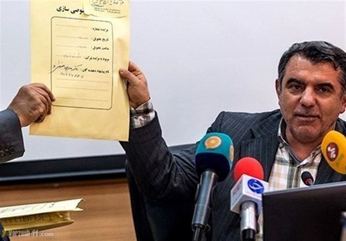 پوری حسینی: الزام قانونی برای واگذاری سرخابی‌ها به پیشکسوتان وجود ندارد
