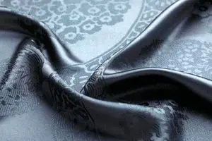 قیمت چادر مشکی ۸ برابر مانتوی جلوباز است!