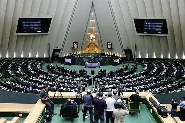 با توجه به کسری بودجه سال جاری، تأسیس وزارت بازرگانی به صلاح کشور نیست