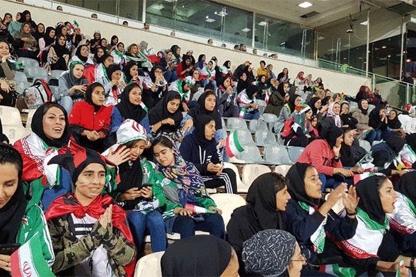 برای حفظ حرمت «زن ایرانی» در استادیوم باید تلاش کنیم
