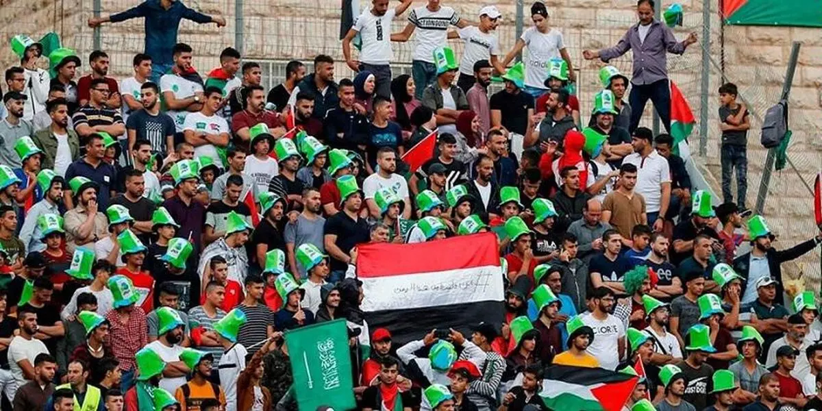 شعار و پرچم حمایت از یمن در بازی فوتبال عربستان با فلسطین