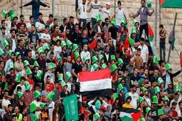 شعار و پرچم حمایت از یمن در بازی فوتبال عربستان با فلسطین
