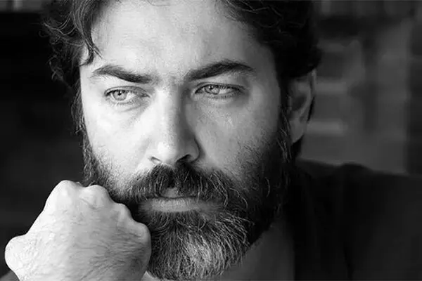 عکس: نمای بسته از گریم پارسا پیروزفر در نقش مولانا