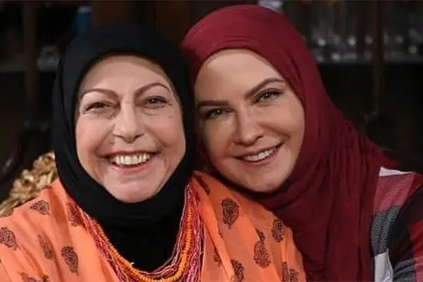 لعیا زنگنه و ثریا قاسمی در جمع بازیگران «آقازاده»