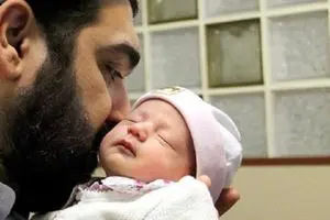 اذان و اقامه گفتن در گوش نوزاد واجب است؟