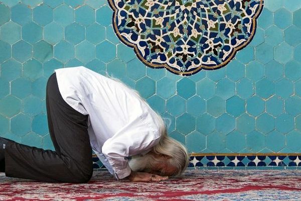 خواندن نماز در مسجد بهتر است یا حرم امام‌زادگان؟