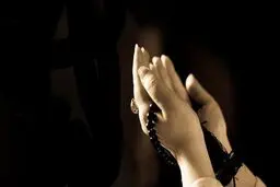 چه کنیم هنگام نماز حواسمان پرت نشود؟