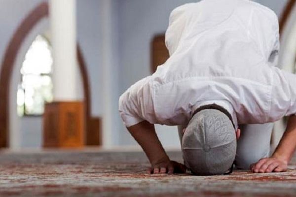 اگر کلمات نماز را اشتباه ادا کنیم، نمازمان باطل است؟