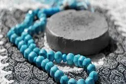 اگر در سجده چادر بین پیشانی و مهر قرار بگیرد حکم چیست؟