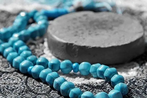 اگر در سجده چادر بین پیشانی و مهر قرار بگیرد حکم چیست؟