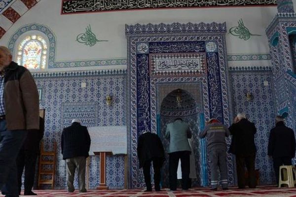 بیرون رفتن از مسجد هنگام اذان اشکال دارد؟
