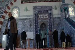 بیرون رفتن از مسجد هنگام اذان اشکال دارد؟