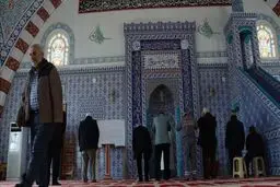 بیرون رفتن از مسجد هنگام اذان اشکال دارد؟