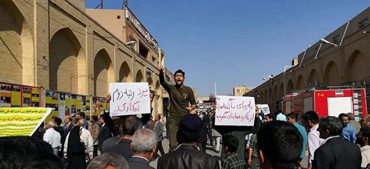 اخلال در سخنرانی رئیس جمهور در یزد/ روحانی: نگذاریم خواست آمریکا از حنجره عده‌ای معدود بلند شود!