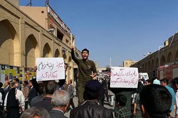 اخلال در سخنرانی رئیس جمهور در یزد/ روحانی: نگذاریم خواست آمریکا از حنجره عده‌ای معدود بلند شود!
