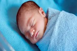 ادرار نوزاد شیر‌خوار نجس است؟