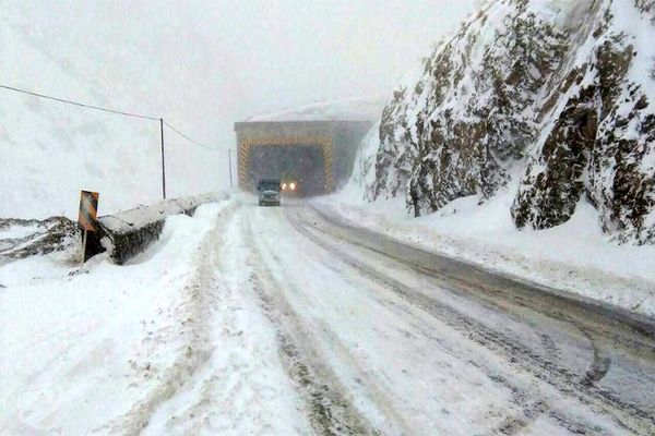 بارش برف در جاده‌های ۷ استان