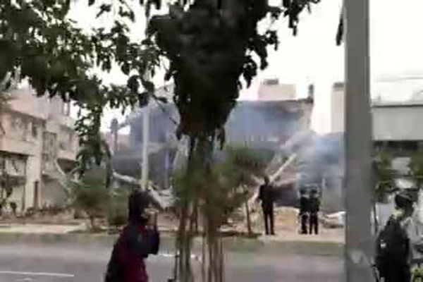 فیلم: آشوبگران ساختمان چند طبقه بانک انصار در شیراز را به زیر کشیدند!