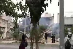 فیلم: آشوبگران ساختمان چند طبقه بانک انصار در شیراز را به زیر کشیدند!