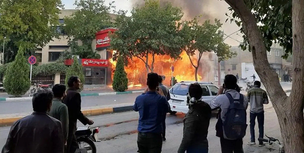 آماری از ناآرامی های روزهای اخیر/ ۱۰۰۰ بازداشتی و آتش گرفتن ۱۰۰ بانک
