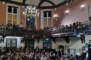 در دانشگاه کمبریج؛ هوش مصنوعی با خودش مناظره کرد!