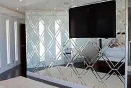 با شیشه رنگی و آینه‌کاری دکوراسیون منزل خود را تغییر دهید