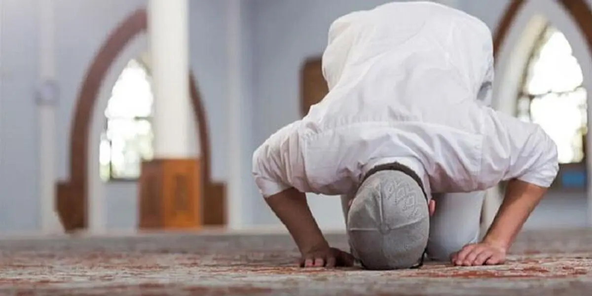 چرا باید نماز ظهر و عصر را با صدای آهسته بخوانیم؟