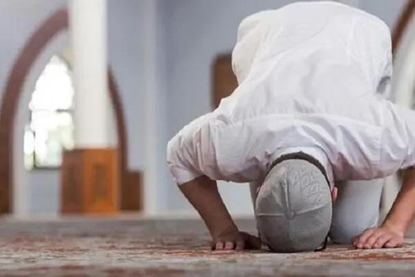 چرا باید نماز ظهر و عصر را با صدای آهسته بخوانیم؟