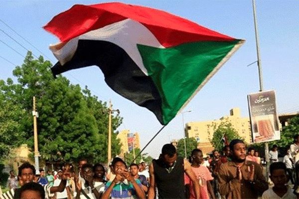 شادمانی سودانی‌ها از انحلال حزب عمرالبشیر