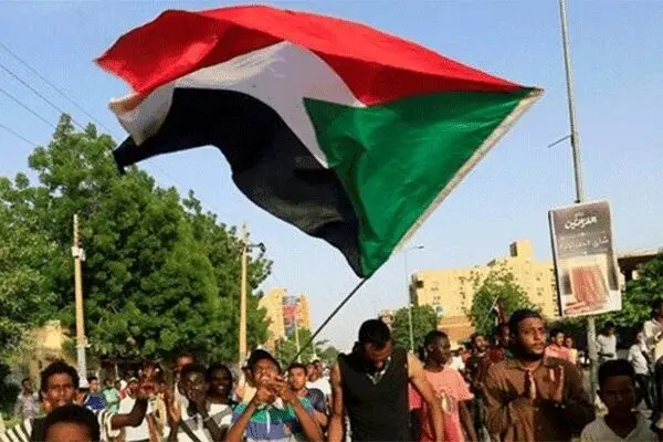 شادمانی سودانی‌ها از انحلال حزب عمرالبشیر