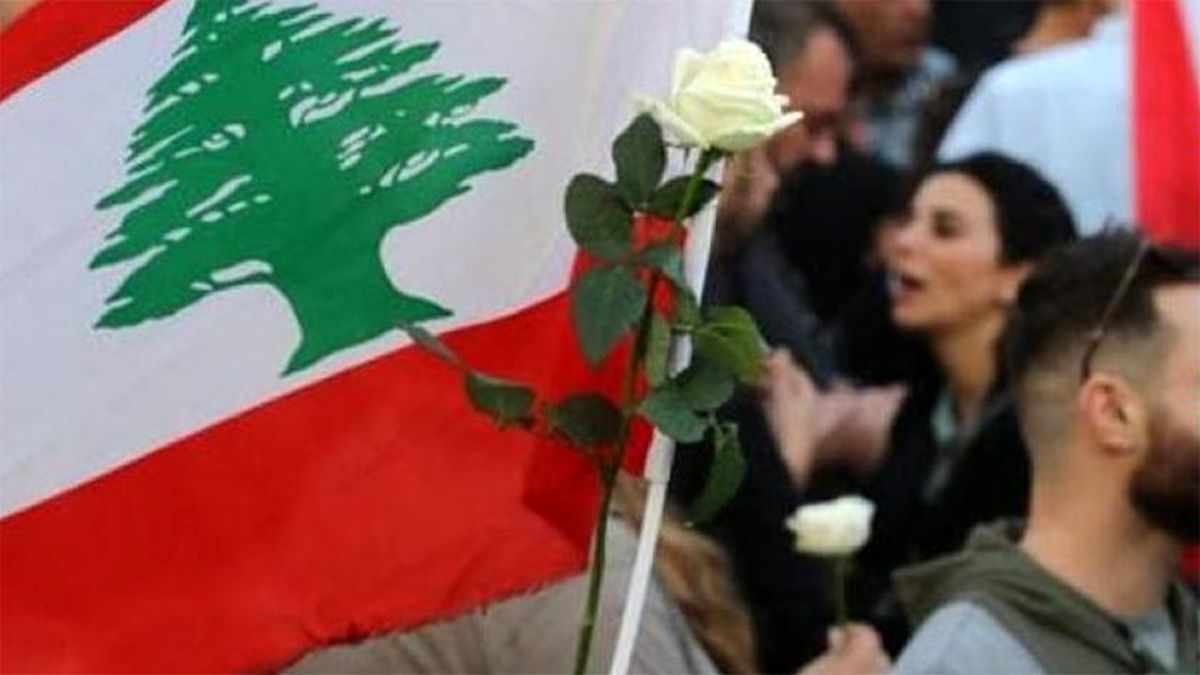 تصاویر: زنان در لبنان با گل به میدان آمدند